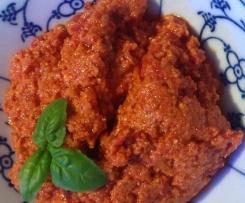 Rotes Pesto mit Walnüssen und Feta