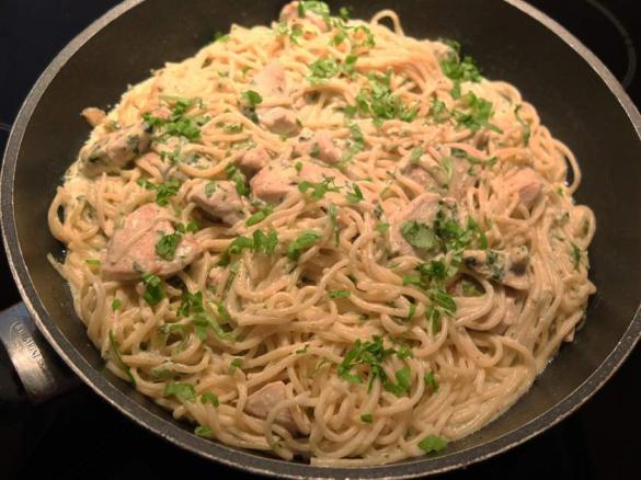 Spaghetti mit Bärlauch-Frischkäse-Sosse und Hühnchenbrust