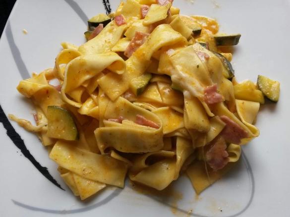 Nudeln mit Tomaten-Zucchini 