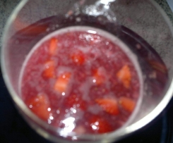 Kalter Erdbeerpunsch