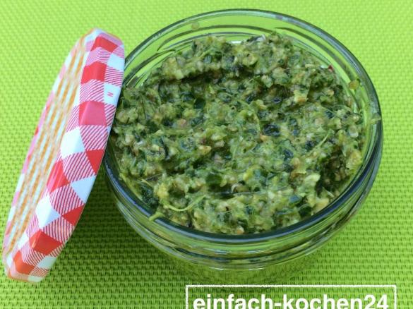 Pesto / Brotaufstrich mit Rucola, Alfalfa Sprossen, vegan und sehr gesund 