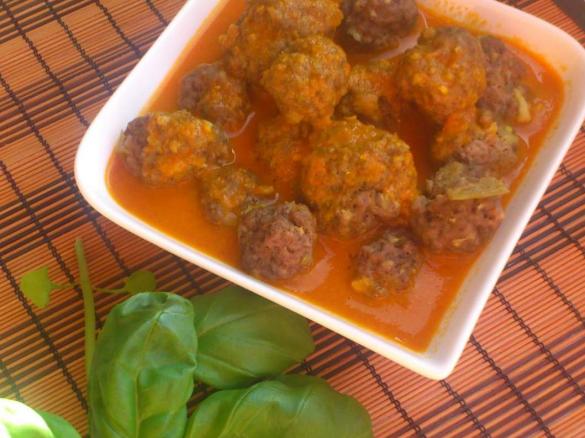 Kofta (Hackfleischbällchen) mit würziger Tomatensoße