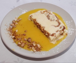 Parfait von gebrannten Mandeln auf Orangenspiegel