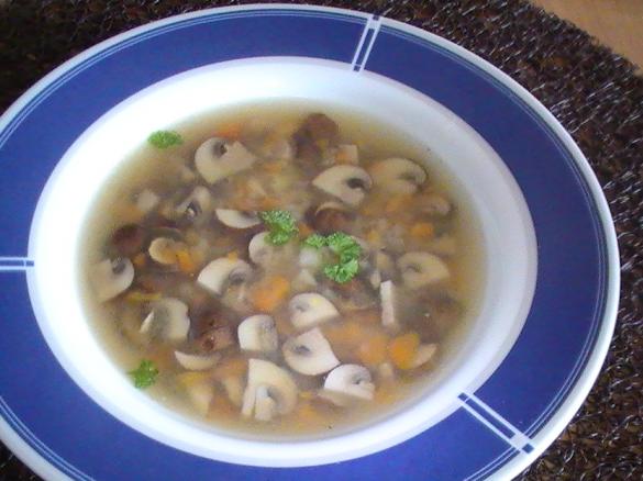 Schmackhafte Pilzsuppe mit Champignons