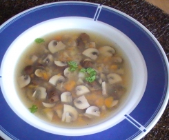 Schmackhafte Pilzsuppe mit Champignons