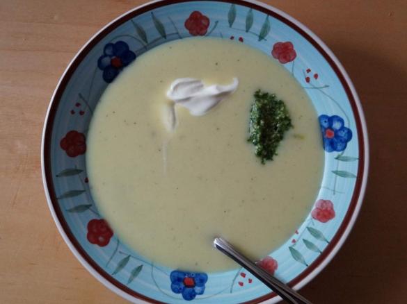 Kartoffel-Zitronensuppe mit Feldsalat-Pesto