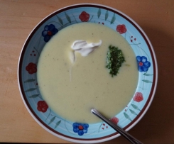 Kartoffel-Zitronensuppe mit Feldsalat-Pesto