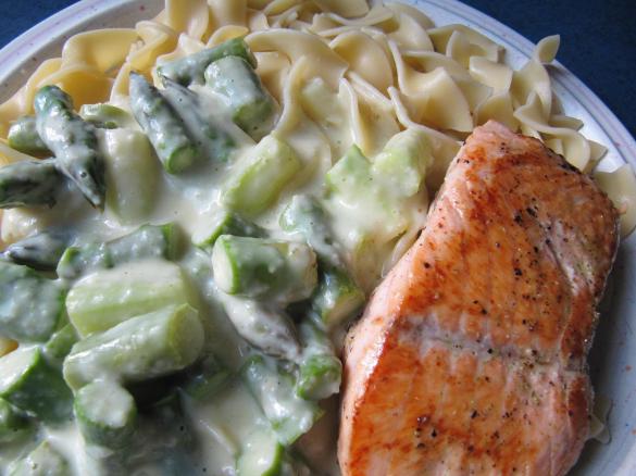 Bandnudeln mit Spargelragout und gebratenem Lachs