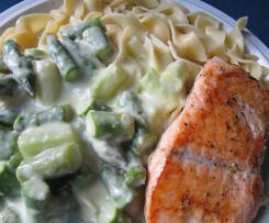 Bandnudeln mit Spargelragout und gebratenem Lachs