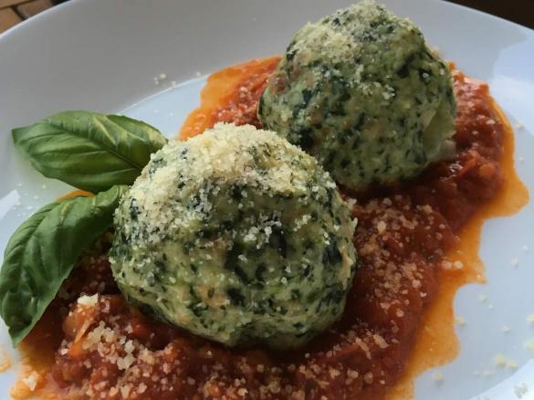 Spinatknödel auf Tomatenragout (aus "So genießt Österreich")