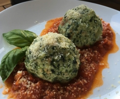 Spinatknödel auf Tomatenragout (aus "So genießt Österreich")