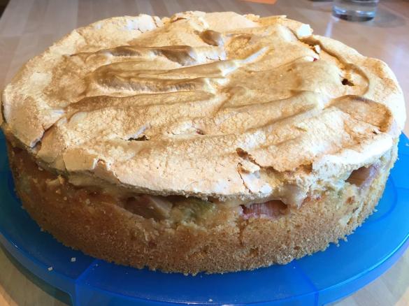 Rhabarberkuchen mit Eischnee