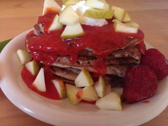 Pfannkuchen mit Chia und Erdbeersoße / ohne Zucker / Gesund / Pancakes / Banane / Kokos