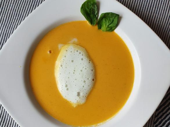 Paprikasüppchen mit Schaumkrönchen