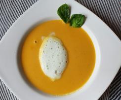 Paprikasüppchen mit Schaumkrönchen