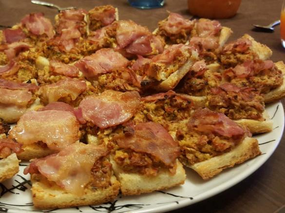 Fingerfood: Leckere Häppchen mit Tomate und Bacon