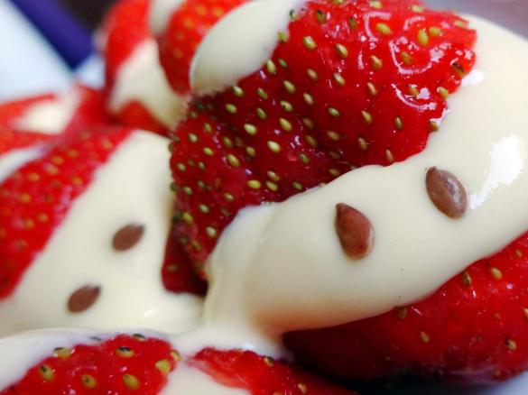 Erdbeer-Männlein mit Vanille-Creme