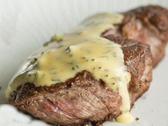 Steak mit Sauce BÉARNAISE