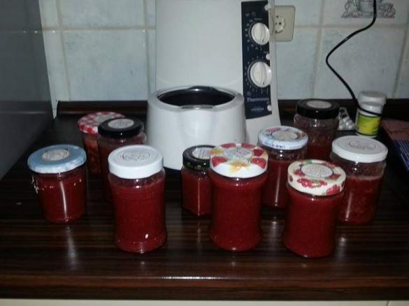 Erdbeermarmelade mit Baslikum bzw. Rosenblättern