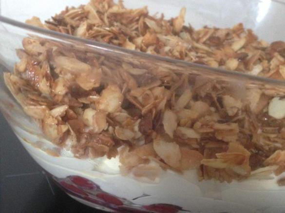 Kirschnachtisch/ Kirsch Nachtisch mit karamellisierten Mandeln