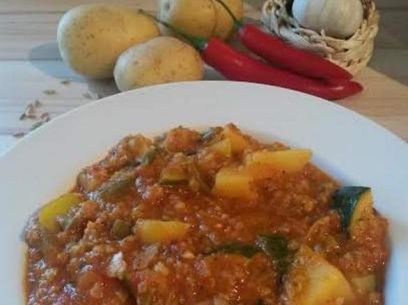 Scharfer Grünkern-Kartoffel-Eintopf mit Gemüse