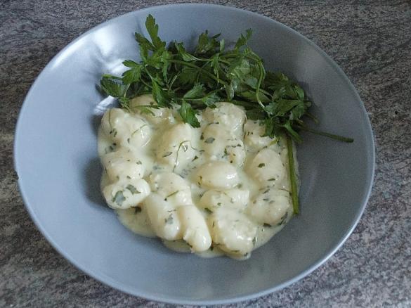 cremige Kräutersosse mit Gnocchi