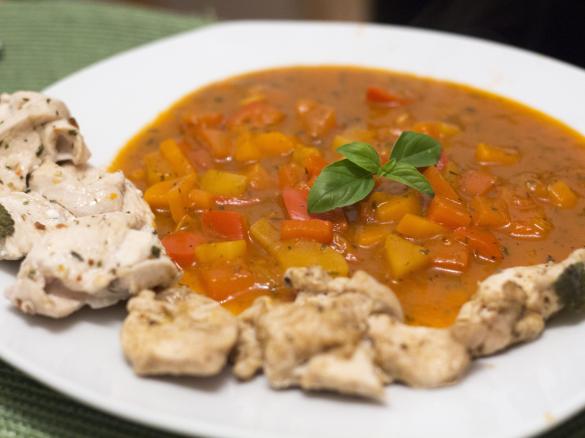 Hühnerbrustfilet mit Gemüse in Tomatensauce