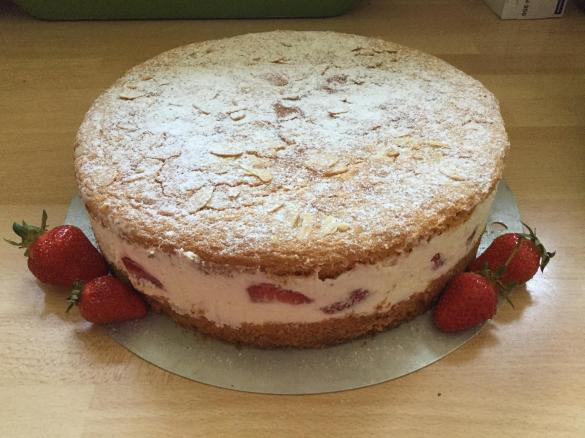 Erdbeer-Biskuit-Torte