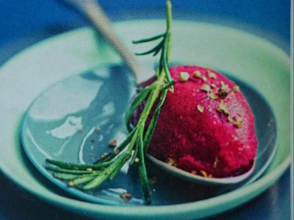 Brombeer-Sorbet mit Rosmarin und grünem Pfeffer