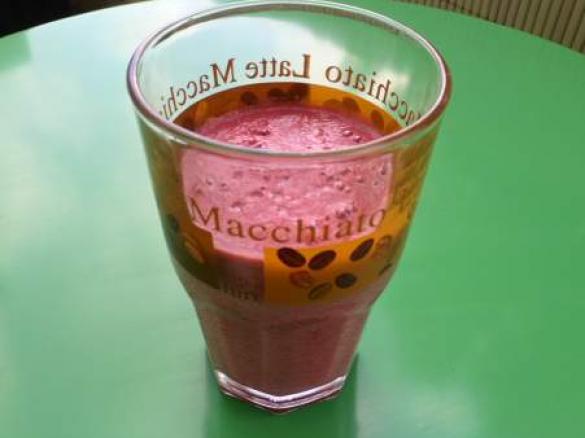 Erdbeer-Rhabarber-Eiweiß-Shake