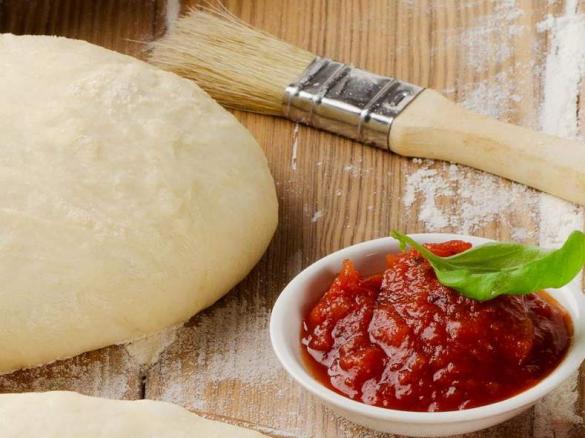 Variation von Pizzateig extra dünn und kross