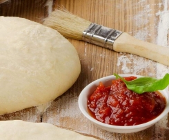 Variation von Pizzateig extra dünn und kross