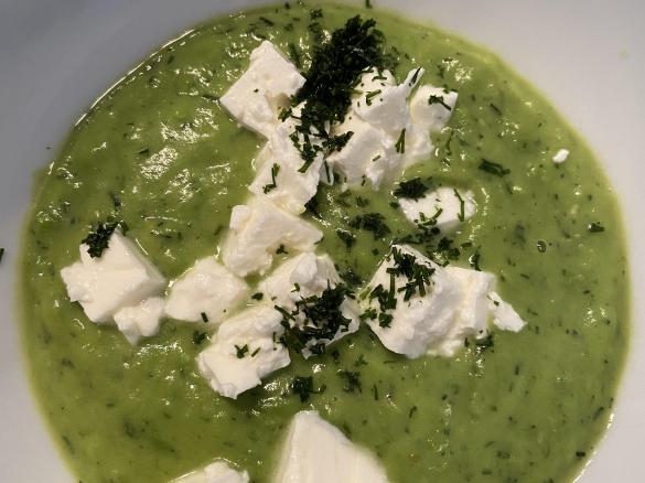 Schnelle Erbsensuppe mit Feta und Dill
