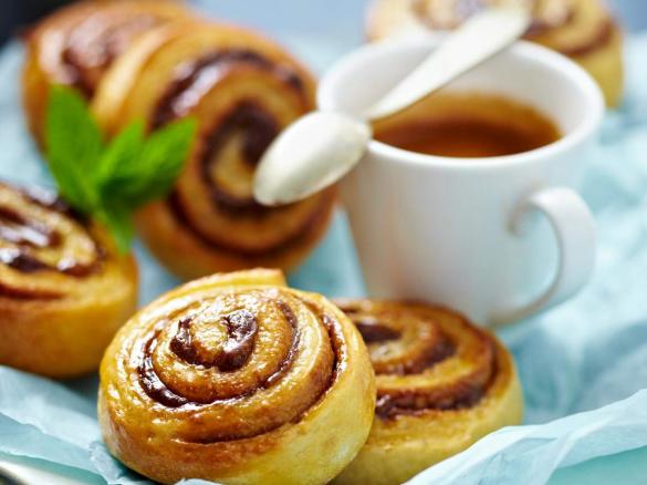 Hefeschnecken mit Sesampaste