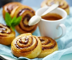 Hefeschnecken mit Sesampaste