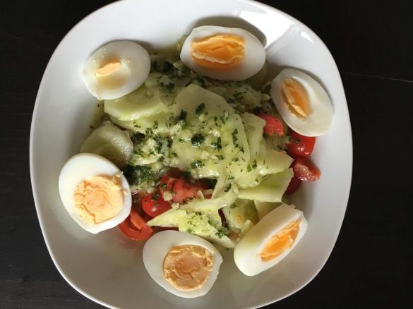 Tomaten-Gurken-Ei-Salat mit Variation vom Salat-Dressing