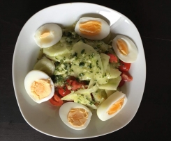 Tomaten-Gurken-Ei-Salat mit Variation vom Salat-Dressing
