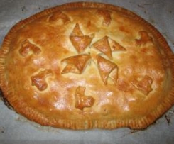 Spanische Empanada mit Fleisch-/Geflügelfüllung - Gefüllte Teigpastete mit Hefeteig