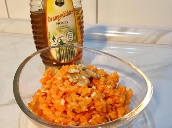 Rohkostsalat mit Möhren und Walnüsse