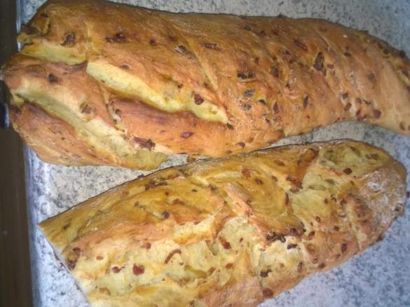 Deftiges Brotzeitbaguette mit Speck und Zwiebeln