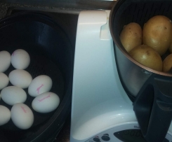 Gleichzeitig kochen Eier und Kartoffeln