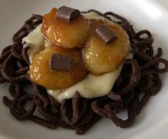 Schokonudeln mit Marzipansoße und karamellisierten Bananen