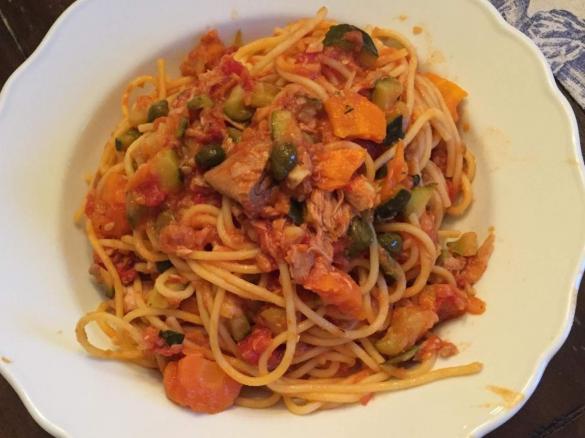 Zucchini, Karotten Spaghetti, mediteran mit Thunfisch