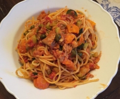 Zucchini, Karotten Spaghetti, mediteran mit Thunfisch