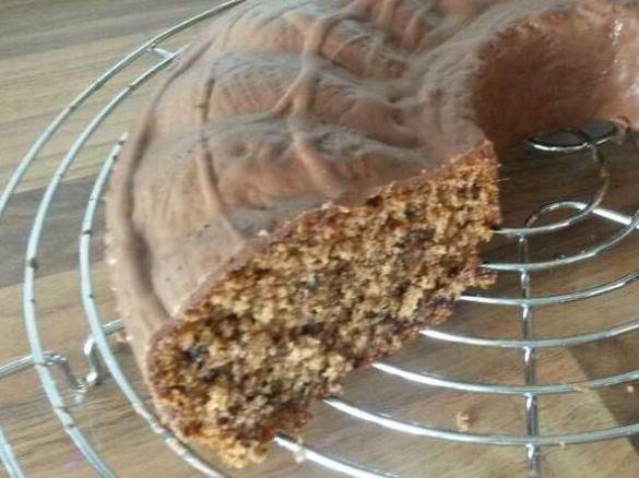 nussigere Variation von Rotweinkuchen