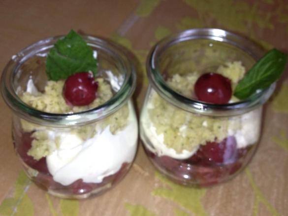 Kirschbecher mit Minzpesto