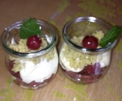 Kirschbecher mit Minzpesto