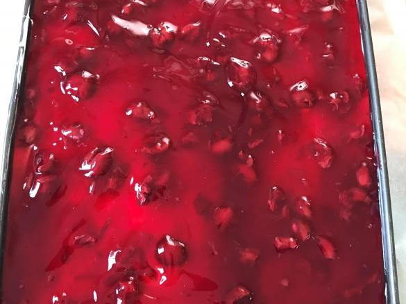 Schnelle Waffeltorte mit Roter Grütze ohne Backen