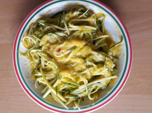 Zucchinispaghetti mit Minze und Mangosauce