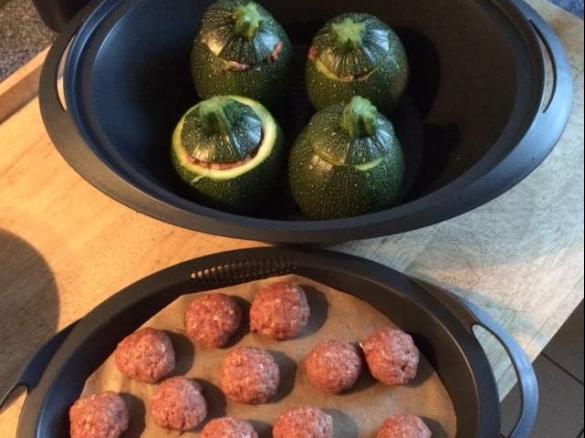 Gefüllte Zucchini mit Reise und Tomatensoße